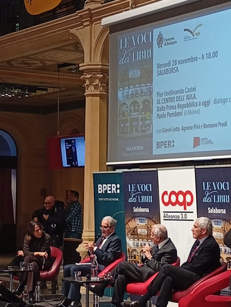 Bologna, Sala Borsa: memoria politica e ironia al centro del dibattito